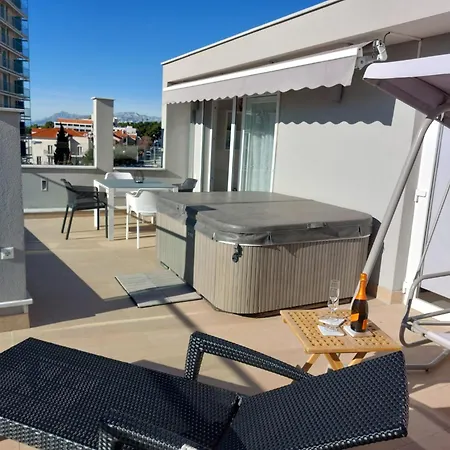 App Lux F * ماكارسكا